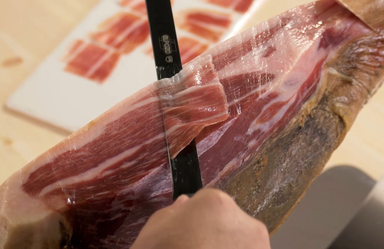 Cuchillo jamonero cortando jamón Legado Ibérico ElPozo