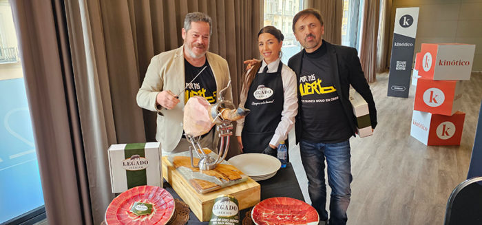 Jorge Sanz y José Mota y maestra cortadora de jamón Legado Ibérico en el Festival de Málaga 