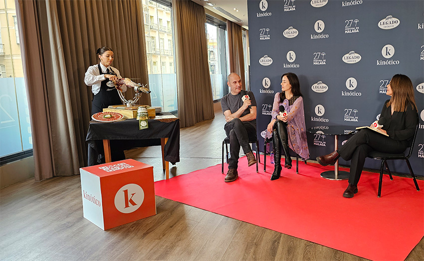 Maestra cortadora de jamón en el set de Kinótico en el Festival de Málaga