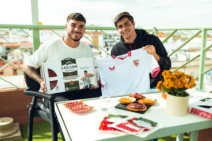 Isaac Romero y Juanlu Sánchez del Sevilla FC con el Maletín de Legado Ibérico